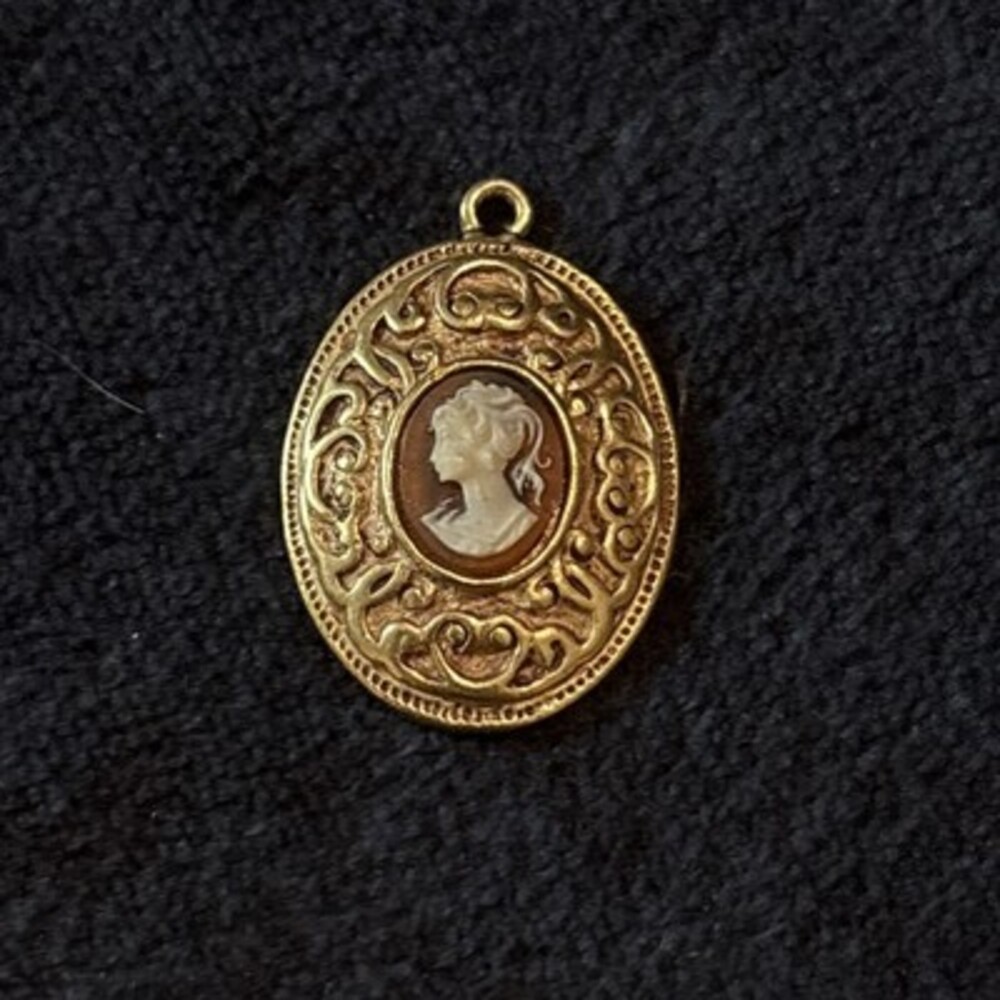 Vintage Cameo Pendant Necklace Unmarked